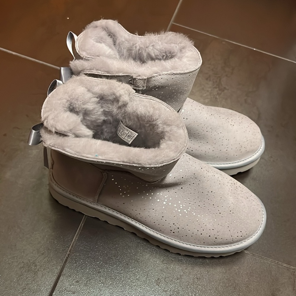 NWOT Women’s UGG Mini Bailey Bow Metallic Spots Booties - Picture 4 of 6
